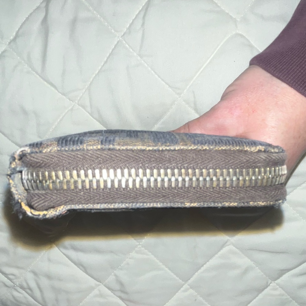 Fendi zip around wallet authentic - Picture 3 of 11